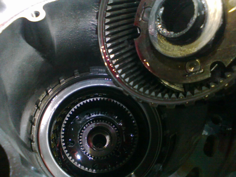 The clean front planetary gets another flat roller bearing on its underside. The jelly keeps it stuck in place while it’s flipped upside down